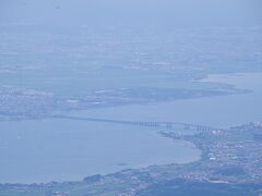 さっき私が車で渡ってきた琵琶湖大橋も見渡せました!　

ちなみに、琵琶湖大橋の通行は有料ですが、ちょっと前まで200円だったのが150円になったようです。　いつかは無料になるのかな。