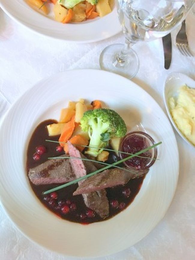 せっかくなので、奮発してトナカイのステーキをオーダーするダー。<br />気になるお味はというと・・・<br />「鹿っぽい（笑）」<br /><br />鹿を食べたことのない私には「あっさりしたビーフ」という感じ。<br />クセがなくて、おいしかったです！<br /><br />ベリーソースは見た目ほど甘くなくて食べやすかったです。<br /><br />ブロッコリ横の小さなガラスボウルの中の紅いものは、フツウにジャム（甘い）。<br /><br />この時は初めてづくしだったので比較のしようがありませんでしたが、14日間の旅を終えてこの写真を見ると、このお店は、ホントに正統派。素材もお料理も盛り付けも、すごくちゃんとしてたんだなあと感じます。<br />