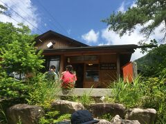 このコースの素晴らしいところは、登山口出てすぐに中房温泉があること。
が、海の日の三連休最終日である本日、超激混雑は必至！

というわけで華麗にスルーします♪