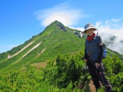 72歳のおばあちゃんが利尻山の登山に挑戦しようと思うだけでも、それはかなりチャレンジャーな事だ。

そして、3か月間基礎トレを続けてチャレンジした利尻山。
結果としては山頂へと辿り着くことはできなかったが、アスリートでもないただの専業主婦のおばあちゃんが標高220ｍから9合目の1410ｍまで自力で登っただけでも、それって凄い事だと思う。

最後の最後で気力が萎えてしまったのは残念だけど、それは彼女なりの考えがあっての事。
山を下りてから「山頂まで行かなくて良かったの？」と聞いた私の問いかけに対し、彼女はこう答えたのだ。
「山頂まで行くことはできたと思う。でも、行ってしまったらその先にある同じだけの距離を自力で歩いて下まで降りられるかどうかの自信が無かった。私が歩けなくなればガイドさんに迷惑がかかる。ガイドさんに迷惑をかけるわけにはいかない。だから、まだ余力を感じる事の出来た9合目を私の山頂に決めた…」

母は自分で体力を判断し、自分の山頂を決めた。

登山はピークハントだけではない。
自分が頑張ったと思ったところが、その人の頂点なのだよね。
最北の貴婦人・利尻富士を背景に満面の笑みで写る母は、そんな風に語っている。

≪空に咲く花〜利尻富士・登頂編  http://4travel.jp/travelogue/11155369  へと続く…≫

前の旅行記：黄昏ネコが行く 最北限のGeo World
http://4travel.jp/travelogue/11151687

続きの旅行記：空に咲く花
http://4travel.jp/travelogue/11155369
