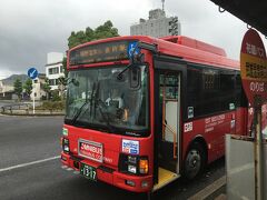 武雄温泉駅からは路線バスの旅です。

普通の路線バスだった。
観光客と思われるのは我々の他に
韓国人2人組みのみで地元の方が数名。

30分ほど掛かるので座れるのか懸念していたが
過疎地のローカルバスだった。