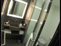 右側にはお手洗い。アルゼンチンのトイレにはビデが必ずあります。