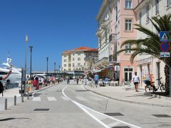 ポルチェ旧市街を東西に走る港に面した通りです｡
海沿いは遊歩道になっていてベンチが置いてあり､港にはイタリア行きの船が係留されていました｡
通りに面して建っている建物はヴェネチア風のカラフルな色彩で､リゾート地にはぴったりでした｡