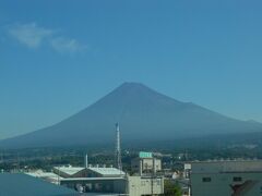 今回の旅はJR東海ツアーズの新幹線+ホテルのお得なパックを利用して。
2泊のうち1泊は自分たちで泊まりたい旅館を手配したかったので、新幹線の往復と1泊分のホテル。
希望が叶うセットプランがあって良かった。

新幹線の車窓から富士山！