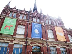 カフェ・エスプラナードのあと、またトラムに乗ってデザイン博物館へ。
時間がなかったので、ミュージアムショップでマグネット２個を買っただけ(^^;