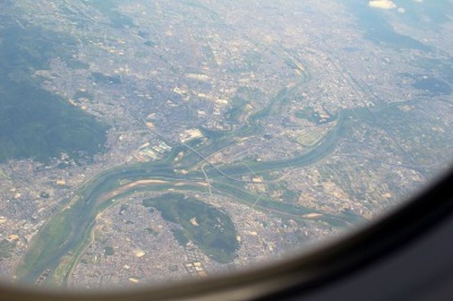 離陸して少しすると、進行方向左手の眼下に三川合流の地が見えました。