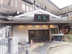 前の日の熊本のお店でたまたま隣になった方に「諫早は鰻だよ」と言うおはなしを聞いたので鰻を食べることに。魚荘というお店へ。