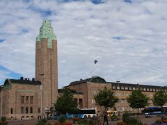 中央駅。
ここから歩いて、ヘルシンキ大聖堂へ。

国旗を揚げているビルが多いですね〜。

空気やにおいや、道をゆく人の表情や雰囲気を見ながら、少しずつ自分を新しい場所になじませていく。旅の初日におなじみのこの時間が、とても好きです。
