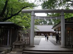 乃木坂駅隣の乃木神社へも参拝しました。
乃木神社は、云うまでもなく明治時代の陸軍大将で明治天皇の崩御の際に殉死した乃木希典を祀った神社。