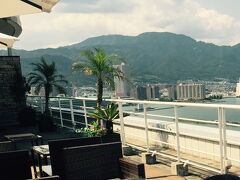 名神で約一時間、琵琶湖ホテルに到着。二階のレストランは一杯でしたが、屋上のカフェは空いていて風が爽やかでした。