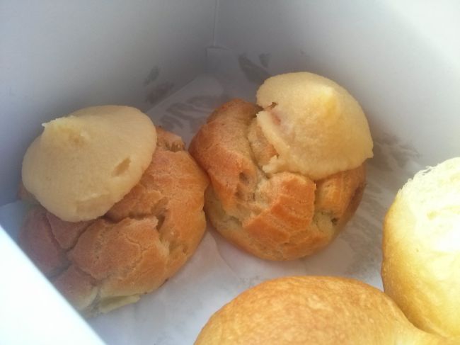 こちらがアレ。ココパフです。<br /><br />ショーケースには１種類しかなくて、たぶん他のは売り切れだったんでしょう。<br /><br />これ、中身がチョコレートクリームでした！<br /><br />てっきりカスタードだと思って食べて、ビックリでした！(笑)<br /><br />クリームたっぷりで、甘いもの好きにはたまりません〜！<br /><br />次は他の味も食べてみたいです。
