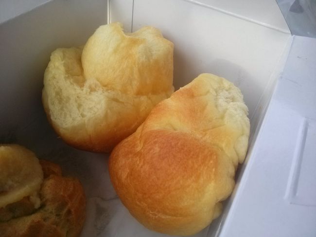 気になっていたバターロール。<br /><br />赤いジェリー？付いてくるものだと思っていたのに、入ってなくて(*_*;別売りだったのかな。。。<br /><br />このままだと、普通のパンて感じかな。<br />日本のバターロールとは違いますね。