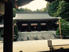 お茶を飲んだ後は、ちはやぶるの聖地らしい近江神宮にむかいます。残念ながら楼門は修復中でした。本殿です。蝉の声が耳に響きます。