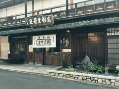 車で次は坂本に向かいます。目的は鶴喜そば本店です。いつも京都の帰りに名神の入り口近くの鶴喜そばで食事することが多いのですが、一度本店に来てみたかったのですが、期待以上に良いお店でした。