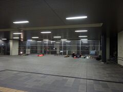 金曜日の夜、終電で0時近くに甲府駅に到着。他の方々に倣って駅構内で野宿としました。空港のベンチよりは寝心地が良かった気がします。