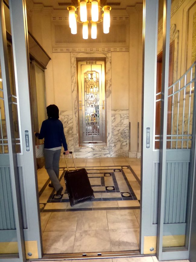 フロントに荷物を預けて