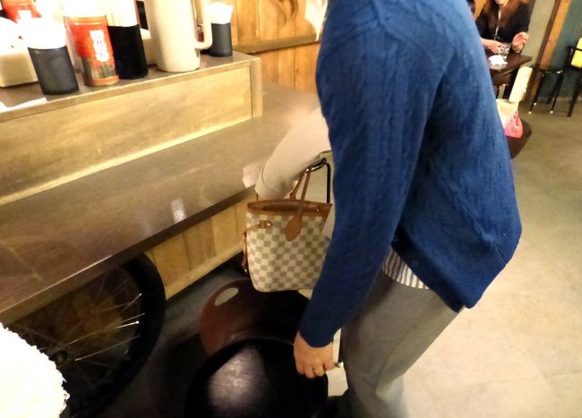 言葉通り、すぐ店内のカウンターに案内されます