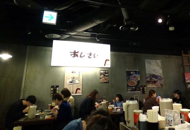 お昼時で賑わう店内