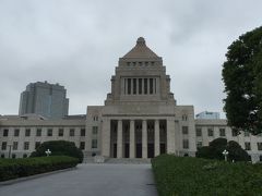 東京駅から丸の内線で一本で「国会議事堂前」で下車

