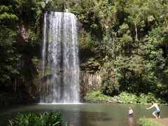 まずはミラミラ滝。
教科書に載っていそうなすばらしき滝。

男性2人が滝ツボへ向かってＧＯ〜。
水が冷たいのにたくましすぎる(笑)