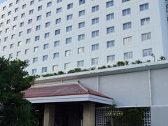 今晩の宿はホテル日航八重山 
自分のバースディプレゼントのホテルステイでした。
安く行く旅行のつもりが、35万円を超えてしまった、原因の一つです。