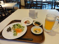 夕飯は結局、外出するのが面倒になり、ホテル内で済ますことにした。
バイキング形式の『レストランアクアリス』です。￥4,050-(飲み放題付き)
ワンハーモニー会員１０％引き