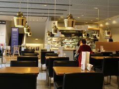 ランチのお目当ては、カフェ・アアルト！

路上で、入り口がわからず右往左往していたら、日本の方が声をかけてくださいました。異国でのご親切、嬉しいです。

私たちが入店したときは、ほとんど満席状態。
席に着いたら注文を取りに来てくれるスタイルでした。
