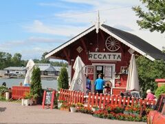 Cafe Regatta。
有名店だと知ったのはかなり後。

とても賑わってはいましたが、ビーチ沿いに並べられたテーブルはかなりの数が用意されていたので、私たちも日かげの席を見つけることができました。
