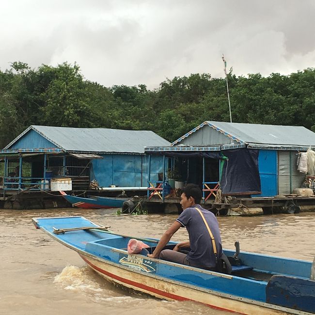 トンレサップ湖の水上生活です。