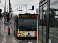 ホテルをチェックアウトし，ルクセンブルク駅前から16番の路線バスで空港へ．