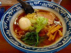 お昼前には中央高速を降り、近くのラーメン店で昼食を。

お昼前なのに車が多い店を選んだところ、これが大正解！

普通の煮卵入り醤油ラーメンと思いきや、かつおだしと鶏のだしが非常に効いたなかなかのお味、地元の方で混雑してる理由もわかります。

ちなみにお店の名前は「そうげんラーメン」という不思議なものでした（笑）