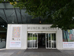 ムンク美術館到着．
ムンク生誕100年を記念し，1963年に開館．ムンクがオスロ市に寄贈した膨大な作品が収められているそうです．