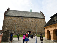 アーケシュフース城に到着．
アーケシュフース城は1299年，ホーコン5世マグヌソン王の命により岩の上に建築されました．1527年に火事で大部分が焼失し，長い間見捨てられていましたが，デンマーク王クリスチャン4世により1600年代前半に，ルネッサンス様式の宮殿に改築され，さらに城壁も建造されたそうです．