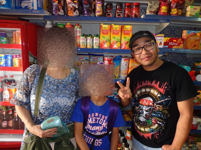 ネパール人の店員のお兄さんとパチリ<br />ネパールの美しく雄大な自然を是非見に来てほしいと言われました。<br />息子がたくましくなったら、行きますヨー。
