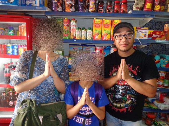 ネパールの挨拶は何て言うの？と聞いたら、<br />「ナマステー」だそう。<br />ナマステ、ってインドの挨拶かと思っていた。<br />ナマステのポーズでパチリ