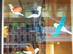 ファッツェルの並びにある手袋専門店のショーウインドウ。手袋が羽になった小鳥が飛んでいてとてもステキでした。
写真を撮ってるおばちゃんがガラスに映りこんでいて恥ずかし(^^;