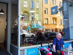 コンスタン・モルヤで、一人旅の日本人男性とたまたま隣同士の席になりました。その人と話していたら「『かもめ食堂』を見たい」というので、かもめ食堂はヒエタラハティから比較的近いので、食事のあと、一緒に行きました。
以前は「カハビラ・スオミ」という店名だったのが、最近、改装もして「ラヴィントラかもめ」になったのですよね。
中には入らず、外からのぞいただけなのですが、店内には何組かの日本人客がいたようでした。実は３年前に来た時も見にきただけでした(笑)
隣りにあったヴィンテージ食器のお店がなくなっていたのが残念だったな〜。
ここで男性とお別れして、トラムでホテルに戻りました。
今回の旅行で買った食器たちを、日本から持ってきた緩衝材でしっかり梱包したり、クローゼットに出してあった着替えや靴をスーツケースに戻す荷造りで、旅行最後の夜は更けました。
と言っても、ヘルシンキのこの季節は真夜中でも薄明るかったですけどね。