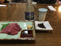 食事は、ホテルの近くにある「あすき」という蕎麦屋さんで。

ざるそばを注文しましたが、それ以外に、日本酒を飲みながら、馬刺しを美味しくいただきました。