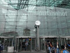 ハウプトバーンホフ駅？　ベルリン中央駅の事です。

この駅超カッコイイ

ガラス張りでデパートの様な外観です。