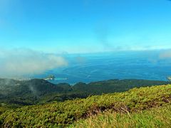 更に7合目へと降りる道からは海が見え、利尻島近くに現れた巨大な渦の潮目が見えた。

今朝ほど礼文島近くにあった潮目の流れが変わり、移動してきたのもかもしれない。
