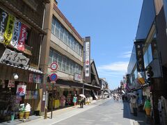 内宮入口のすぐ横から延びているおはらい町の商店街。伊勢名物のお店がずらっと並んでいて、食べ歩きが楽しめます。