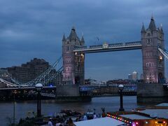 夕方のロンドンの街をぶらり。
タワーブリッジがきれいです。