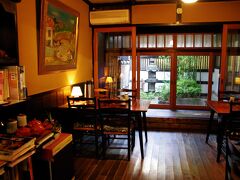 6：25、まるも旅館の食堂、中庭が見えています。

7時からの朝食の前に恒例の松本城までお散歩を。