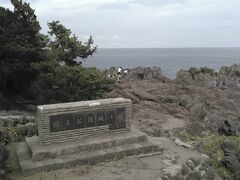 　城ケ崎の赤い岩肌
　溶岩が冷えて固まる際に、岩の中の鉄分が酸素と結びつき、表面だけ赤くなります。