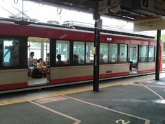 　箱根湯本駅から徒歩３分の「湯本富士屋ホテル」に急いで荷物を預け、箱根登山鉄道で、強羅へ。２両編成でした。スイッチバックで動く電車です。強羅で下車しバスに乗り換えます。
