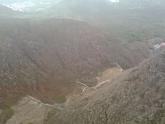 　木々は雪をかぶったように、白茶けていました。ガスのせいでしょう。枯れてしまうのでしょうか？