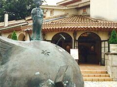 星の王子さま！
というわけで、星の王子さまミュージアムにやってきました。
ガラスの森美術館からも近くて歩いても10分程。
ここはなんと11年振りの再訪。
星の王子さま好きにとっては、心躍る美術館☆
入口を入ると王子さまの小さな星"B216"がお出迎え。