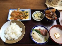 大船渡市場の食堂が定休日。
市場向かいにある丸清食堂さんで、
日替わり定食650円を頂く。品数も多く味も最高！