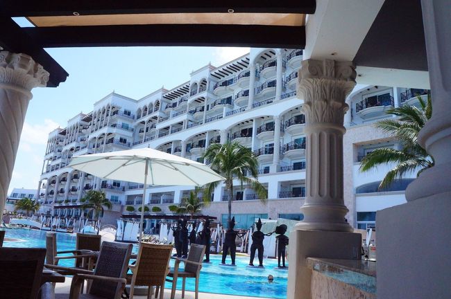 真っ白な壁の全室オーシャンビューで素敵でした。<br />オールインクルーシブなので、とにかく何でも楽しんでやろうという欲張りな気持ちになります。<br />で、早速ごはん（笑）