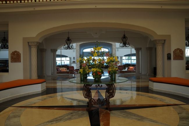 到着！<br />宿泊はハイアットジラーラカンクンです。エントランス！入口から気持ちが良いです。<br />